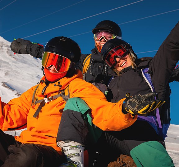group,of,young,people,enjoy,their,vacation,in,the,mountains